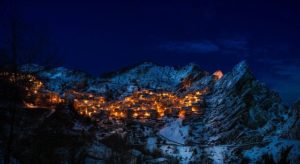 village italien en montagne, de nuit - Image par David Mark de Pixabay