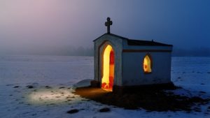 minuscule chapelle éclairée, au crépuscule, dans la neige - Image par Johannes Plenio de Pixabay 