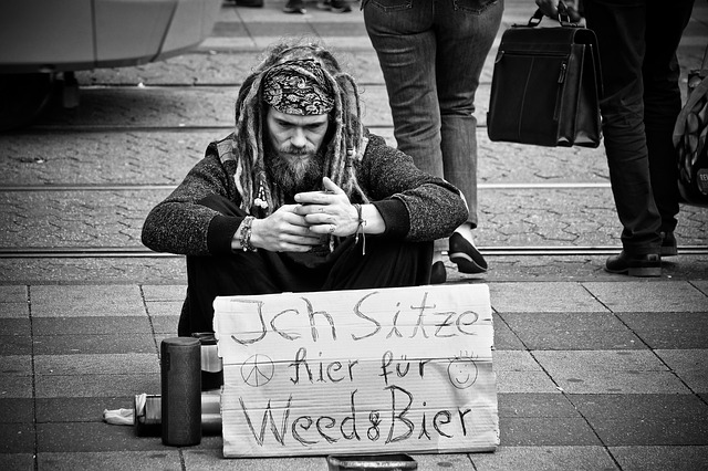 Un homme mendie dans la rue pour s'acheter de la drogue et de la bierre - Image par Michael Gaida de Pixabay