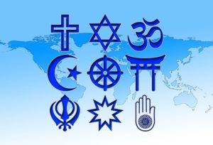 Les symboles des principales religions sur fond de carte du monde - Image par Gerd Altmann de Pixabay 