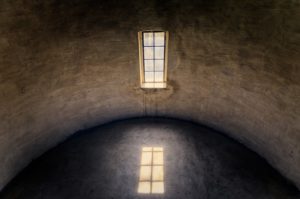 une fenêtre dans une pièce ronde et sombre - Image par Peter H de Pixabay 