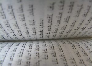 Bible en hébreu entrouverte laissant voir deux pages d'hébreu et le pli entre les deux - Image par Republica de https://pixabay.com/fr/photos/torah-bible-%C3%A0-lint%C3%A9rieur-religion-89074/