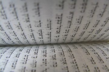 Bible en hébreu entrouverte laissant voir deux pages d