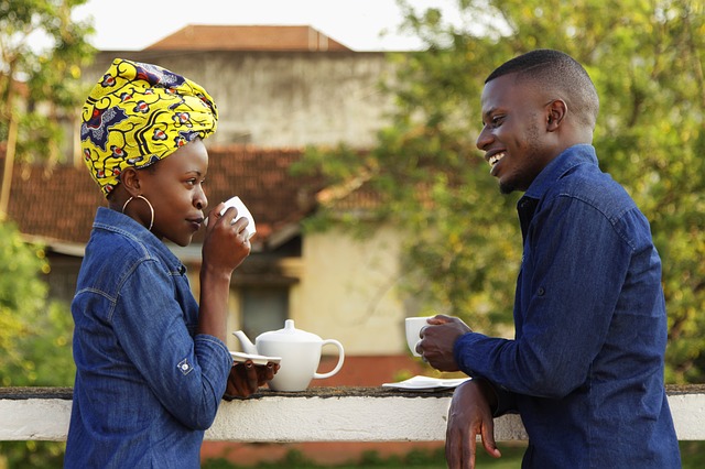 couple de deux jeunes africains buvant du thé en riant - Image par Charles Nambasi de Pixabay