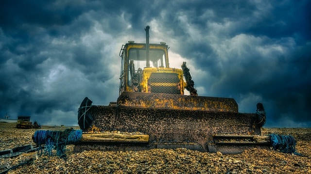 buldozer sur fond de ciel d'orage - Image par richbclark de Pixabay 