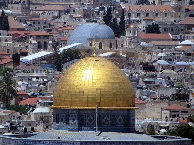 vue sur Jérusalem avec le dôme de la mosquée et des clochers d'églises - Image par Günther Simmermacher de Pixabay