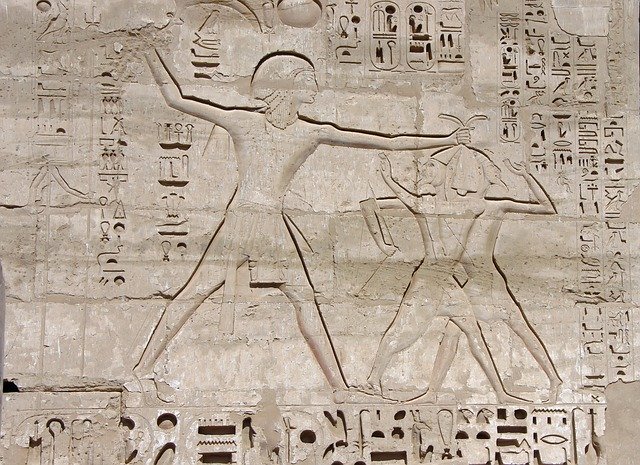 gravure égyptienne représentant un patron maltraitant ses ouvriers ? - Image par DEZALB de Pixabay