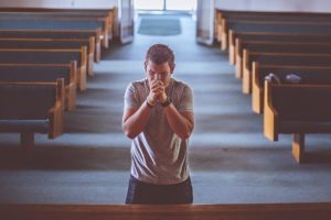 un homme en prière dans une église - Image par Pexels de Pixabay 
