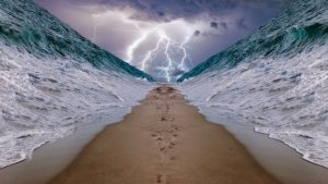 montage photographiqeu représentant la mer ouverte et un fond d'orage - Image par Iforce de Pixabay 