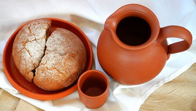 un pain et une coupe - Photo de James Coleman sur https://unsplash.com/fr/photos/_HzRfyw7BuA