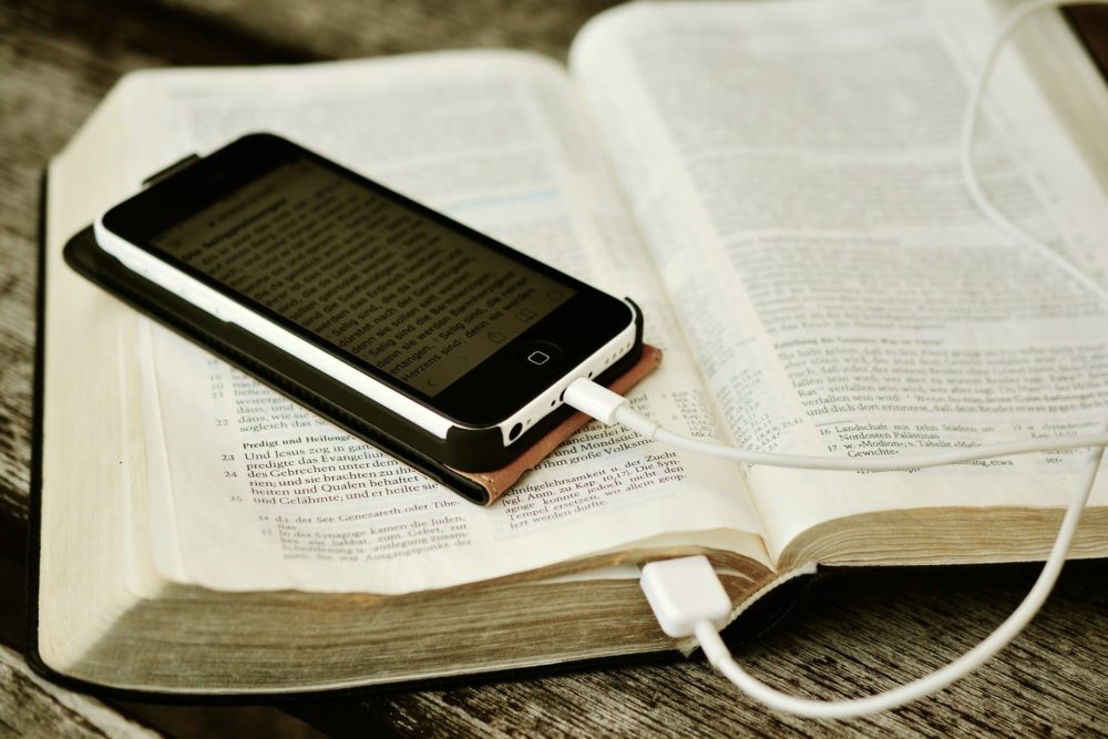 Bible et téléphone branchée dessus - Image par congerdesign de Pixabay