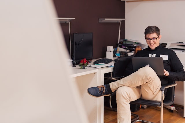 Un étudiant assis avec son ordinateur sur les genoux - Photo by Csaba Balazs on Unsplash