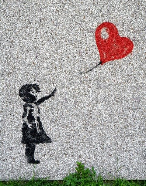 streetart fille lâchant ballon - Image par Zorro4 de Pixabay