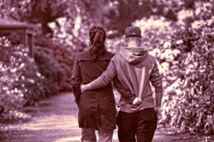 photo sépia d'un couple de deux jeunes marchant de dos au bras l'un de l'autre - Image par Mabel Amber de Pixabay 