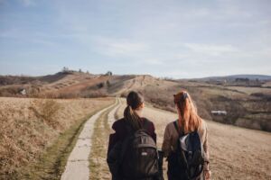 Deux jeunes filles avec un sac à dos d'écolières marchent ensemble sur un chemin de campagne - Photo de Uros Petrovic sur https://unsplash.com/fr/photos/deux-femmes-avec-des-sacs-a-dos-marchant-sur-un-chemin-de-terre-i4y2UELUAFg