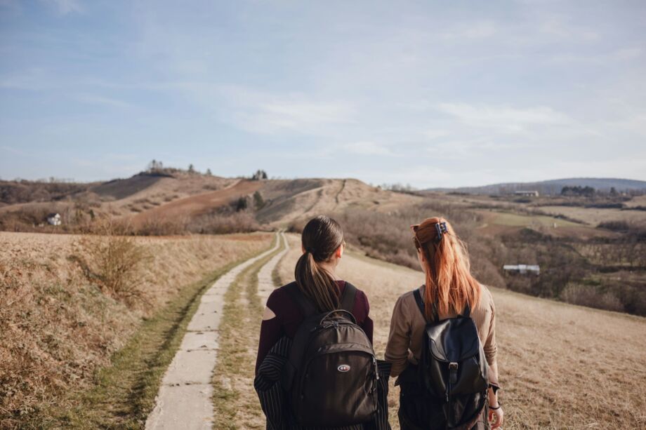 Deux jeunes filles avec un sac à dos d'écolières marchent ensemble sur un chemin de campagne - Photo de Uros Petrovic sur https://unsplash.com/fr/photos/deux-femmes-avec-des-sacs-a-dos-marchant-sur-un-chemin-de-terre-i4y2UELUAFg