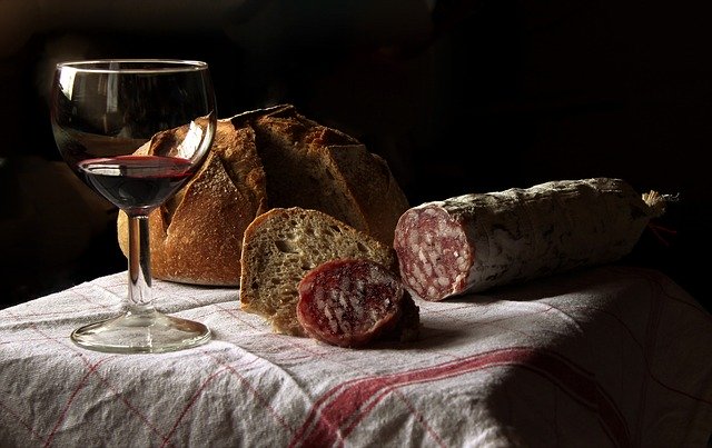 pain, vin saucisson - Image par Mandy Fontana de Pixabay