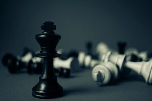 Pièces de jeu d'échec, avec le roi noir seul debout et les pièces blanches renversées - Image par Pexels de Pixabay 