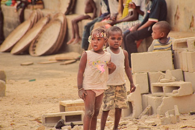 enfants dans la poussière - Image par kone kassoum de Pixabay
