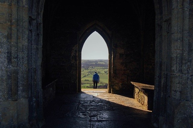 une personne solitaire à la porte d'une église face à un beau paysage de nature - Image par fancycrave1 de Pixabay