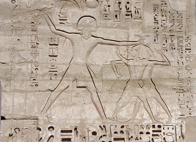gravue égyptienne semblant reparésenter un maître maltraitant des esclaves - Image par DEZALB de Pixabay