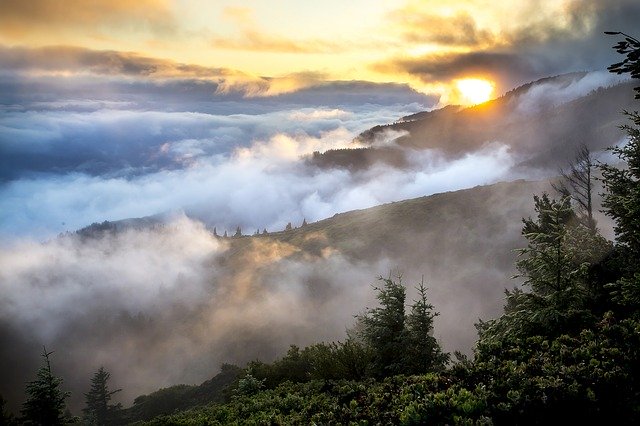 lever du soleil sur des montagnes embrumées - Image par 272447 de Pixabay