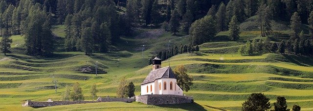 église dans les Grisons en Suisse - Image par S. Hermann & F. Richter de Pixabay