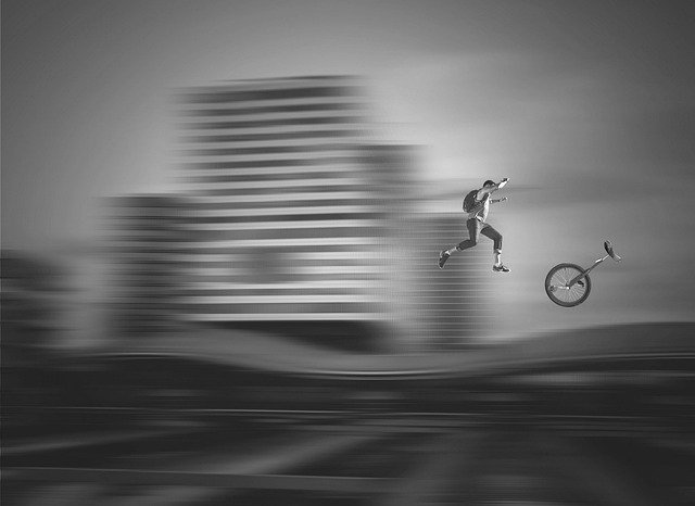 personnage qui fait un saut avec un vÃ©lo Ã  une seule roue - Image par Syaibatul Hamdi de Pixabay