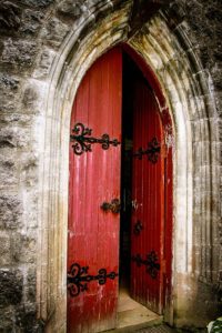 Porte ouverte d'une église (pixabay)