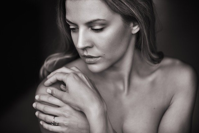 femme avec ses mains, ses épaules nues et son visage - Image par Pana Kutlumpasis de Pixabay