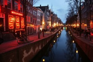 Quartier de prostitution à Amsterdam - Image par Erik Tanghe de Pixabay 