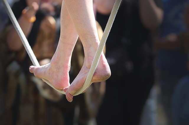 Les pieds d'une funambule sur une corde - Image par Manfred Richter de Pixabay