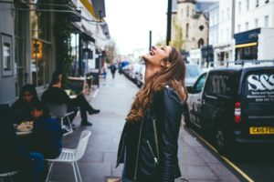 Une jeune femme rit dans une rue de Londres - Photo by Alexandra Kirr on Unsplash