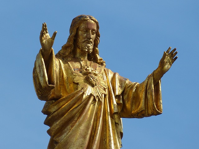 Une statue du Christ bénissant - Image par falco de Pixabay