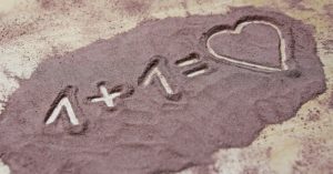 signe un plus un égale coeur marqué sur le sable - Image par S. Hermann & F. Richter de Pixabay 