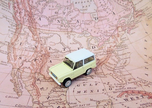 Une petite voiture sur une carte - Image par ErikaWittlieb de Pixabay