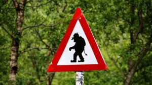 comme un panneau de signalisation routière : attention aux trolls - Photo by Mark König on Unsplash