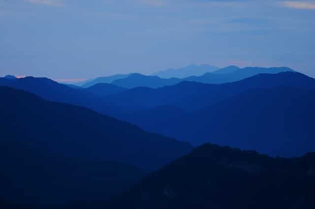 de multiples crêtes de montagnes au crépuscule - Image par lefteye81 de Pixabay