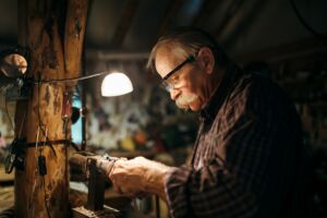 Un artisan travaillant avec soin dans son atelier - Photo de Carter Yocham sur https://unsplash.com/fr/photos/homme-en-chemise-a-carreaux-noir-et-blanc-portant-des-lunettes-a-monture-noire-tnYWFvk-frU