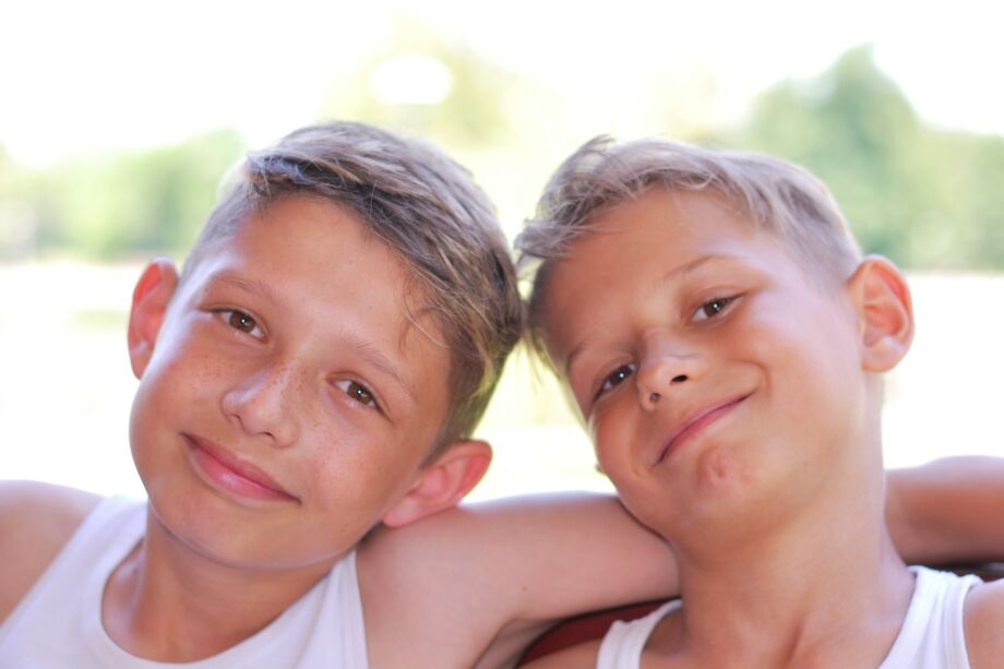 Deux frères très proches et souriants - Photo de Gábor Szűts sur https://unsplash.com/fr/photos/2-garcons-souriant-pendant-la-journee-9uC0cXNUrOg