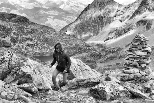 femme courant en montant dans une montagne - Photo by mauro paillex on Unsplash