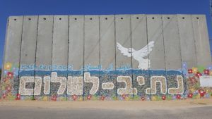 message de paix et colombe sur le mur - Photo by Cole Keister on Unsplash