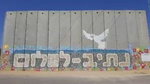 message de paix et colombe sur le mur - Photo by Cole Keister on Unsplash