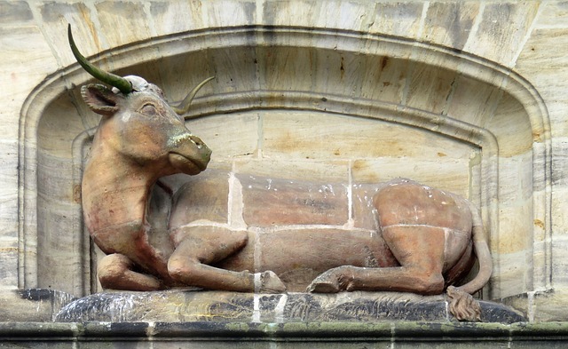 sculture d'un bœuf sur le mur d'un ancien abattoir - Image par Wolfgang Eckert de Pixabay