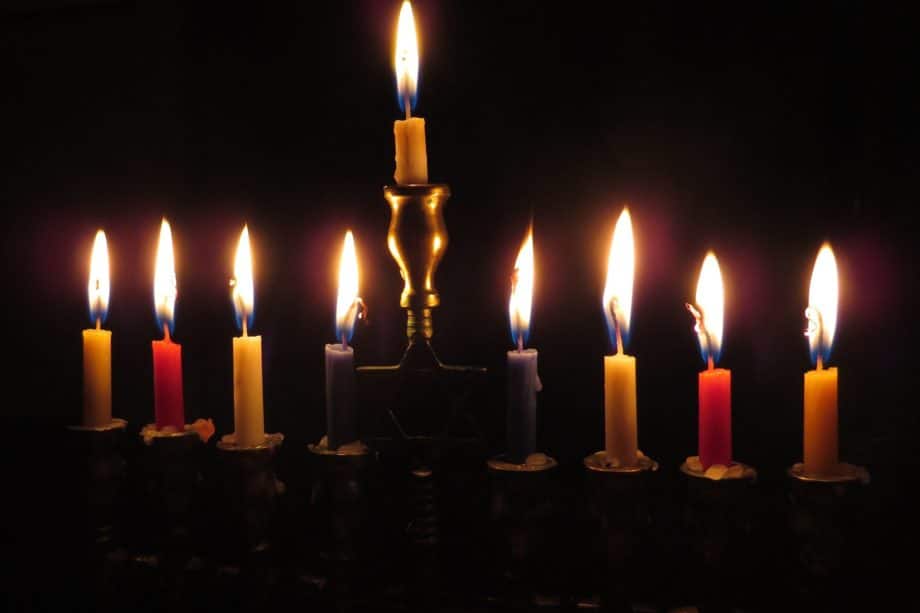 bougies de Hannouccah - Image par kevindvt de https://pixabay.com/de/photos/kerzen-menora-licht-chanukka-feier-897776/