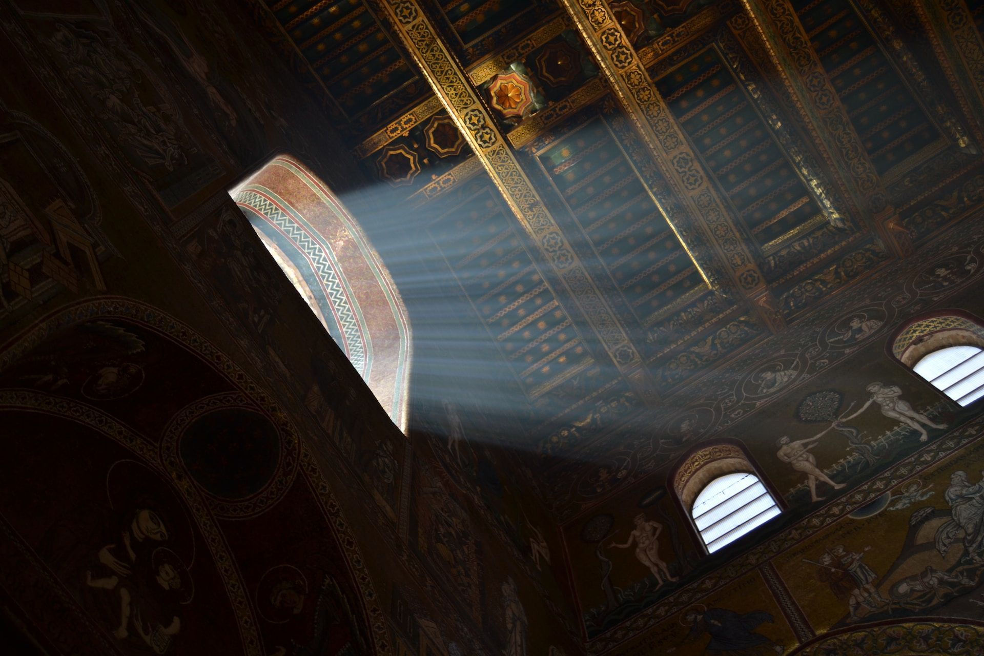 rayon de lumière dans une église sombre - Photo by Carlo Alberto Burato on https://unsplash.com/fr/photos/plafond-blanc-avec-cadre-dore-SMDX3gLEu_M