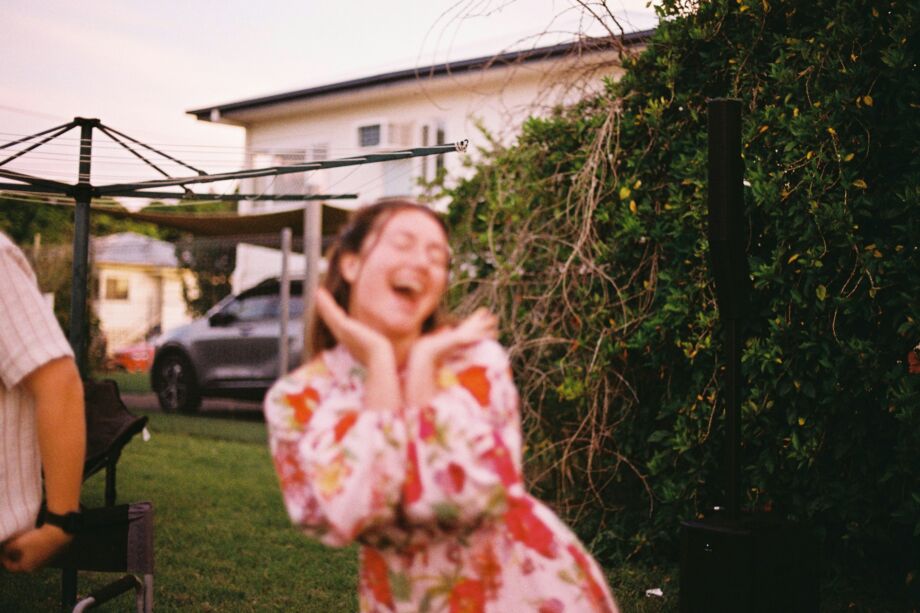 Une jeune fille en pleine joie dans un environnement urbain - Photo de Grace Anne Bobadillasur https://unsplash.com/fr/photos/une-jeune-femme-en-robe-fleurie-riant-dehors-2tjDtarhbKM