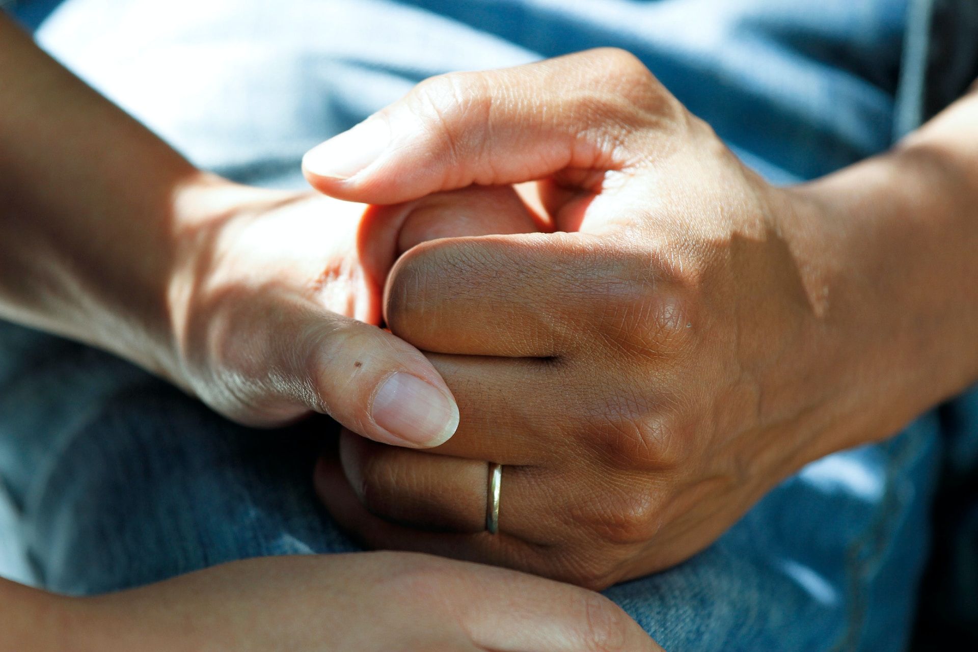 Deux mains se serrent - Photo by National Cancer Institute on https://unsplash.com/fr/photos/personne-portant-une-alliance-en-or-BxXgTQEw1M4