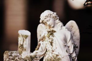 Un ange de pierre dans un cimetière à Aukland - Photo by Sandy Millar on Unsplash