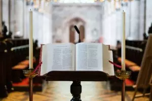 Une Bible sur un lutrin dans une église - Photo by Stephen Radford on Unsplash